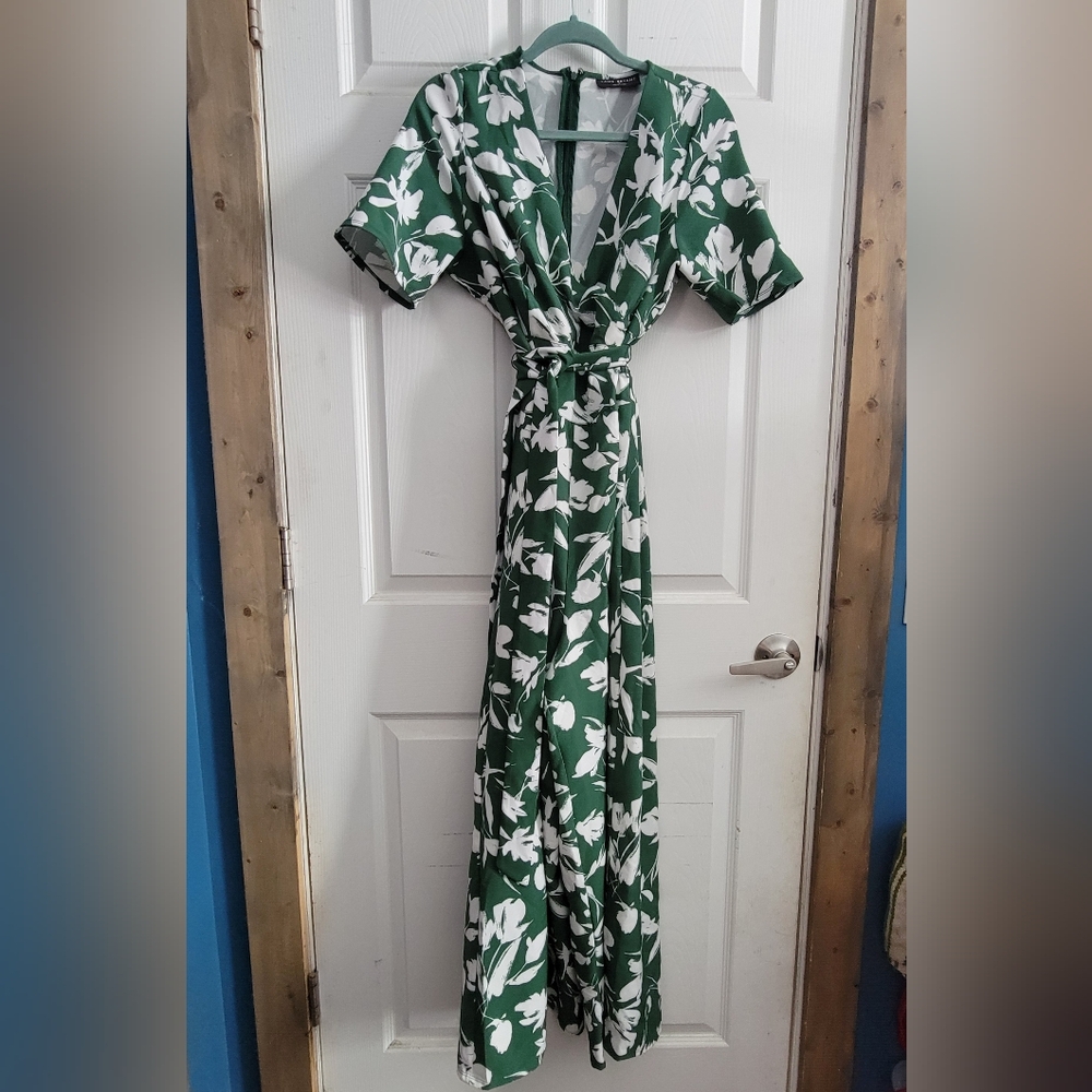 Lena Short-Sleeve Surplice Jumpsuit Green Boho Floral Size 14 Plus Size Mid Size